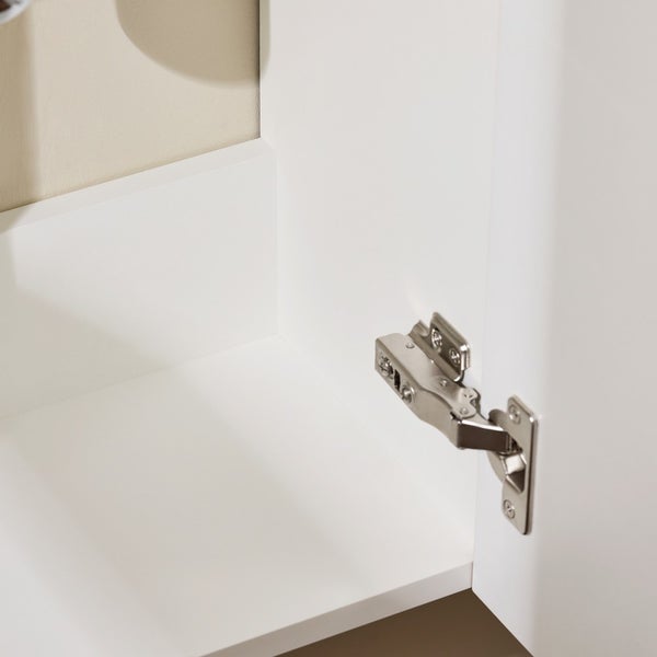 Innenseite eines weißen Schranks mit Scharnier