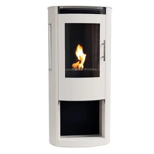 Moderner weißer Pelletofen mit Sichtfenster, brennender Flamme und integriertem Fach.