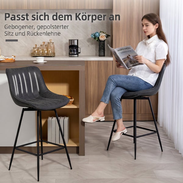 Moderne helle Küche mit einer Frau auf einem gepolsterten Barhocker mit ergonomischer Rückenlehne an einer Kücheninsel aus Holz.