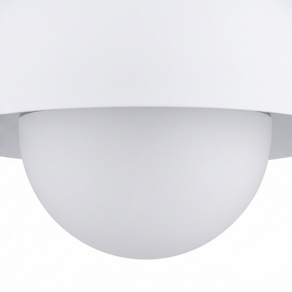 Moderne Deckenleuchte mit halbkugelförmigem Glasschirm für eine gleichmäßige Lichtverteilung.
