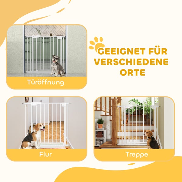 Weißes Hundeschutzgitter montiert in einer Türöffnung, einem Flur und an einer Treppe, jeweils mit einem davor sitzenden Hund.