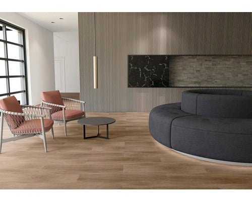 Modernes Wohnzimmer mit Bodenbelag in Holzoptik, Wandpaneelen mit vertikalen Lamellen, zwei Sesseln, Couchtisch und einem runden Sofa.