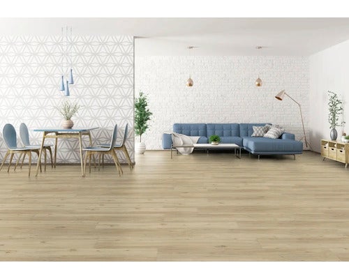 Heller Wohnraum mit Holzboden, Esstisch, Stühlen und blauer Couch