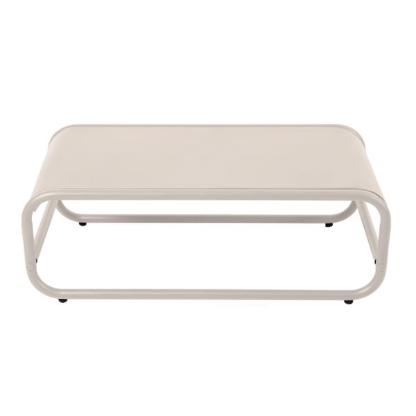 Rechteckiger Loungetisch aus Metall mit abgerundeten Ecken und umlaufendem Rohrgestell.