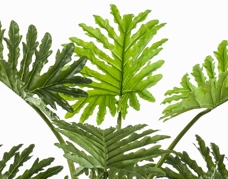 Nahaufnahme einer Kunstpflanze mit langen schmalen grünen Blättern.