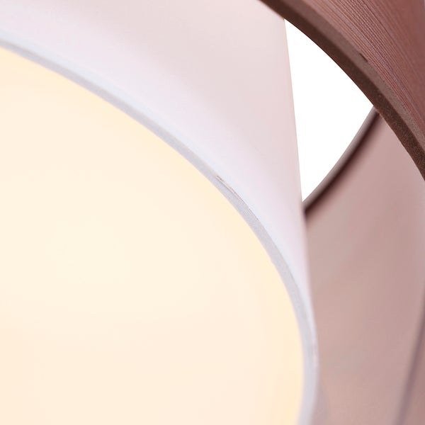 Detailaufnahme einer Leuchte mit weißem Textilschirm und dunkelbraunem Ring in Holzoptik.