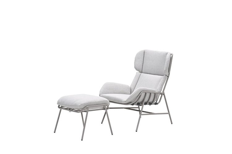 Moderner Lounge-Sessel mit passendem Hocker, Metallgestell und grauer Stoffpolsterung.
