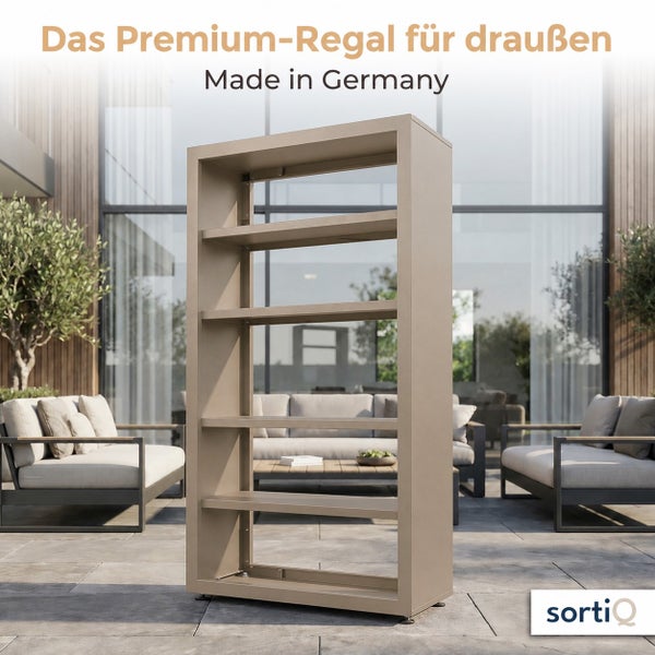 Freistehendes Outdoor Regal aus Metall mit vier Ablagefächern auf einer Terrasse vor einer modernen Glasfassade und SortiQ Logo.