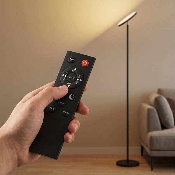 Hand hält Fernbedienung für eine moderne Stehlampe mit Funktionen für Helligkeit und Farbtemperatur.