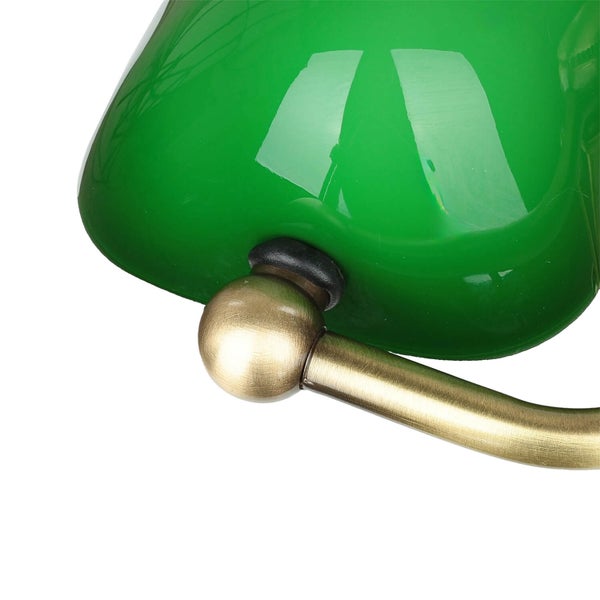 Detailansicht einer Bankerlampe mit grünem Glasschirm und goldenem Lampenarm