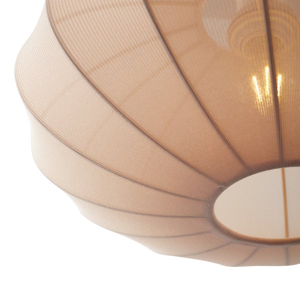 Detailansicht eines runden Lampenschirms aus Textil mit Rippenstruktur und leuchtendem Leuchtmittel im Inneren.