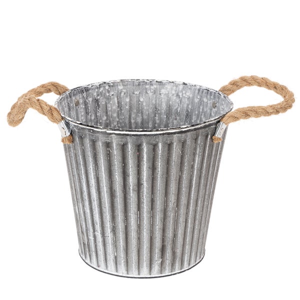 Zinkeimer mit geriffelter Oberfläche und zwei Griffen aus Naturseil.