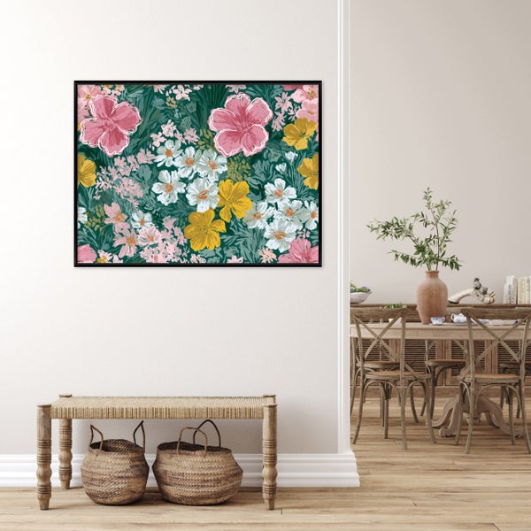 Wandbild mit Blumenmuster in einem schwarzen Rahmen über einer Sitzbank mit zwei geflochtenen Körben in einem hell eingerichteten Wohnbereich.