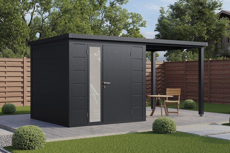 Modernes Gartenhaus aus Metall mit integriertem Schleppdach und Glastür auf einer Holzterrasse im Garten.