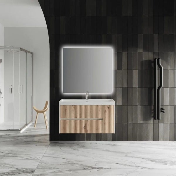 Modernes Badezimmer mit Waschtischunterschrank aus hellem Holz in Lamellenoptik, weißem Waschbecken und rechteckigem beleuchtetem Spiegel.