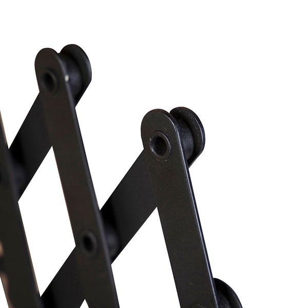 Detail einer Scherengitter-Konstruktion aus Metall