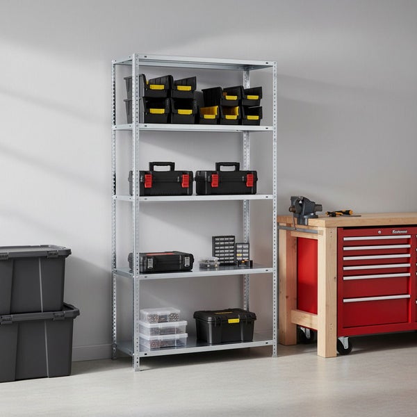 Verzinkte Metallregale in einer Ecke, bestückt mit Gartenutensilien wie Erde, Werkzeugen, Gießkannen und Pflanztöpfen.