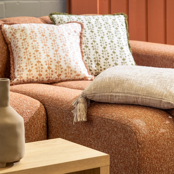 Dekorative Kissen auf einem Sofa mit passendem Couchtisch