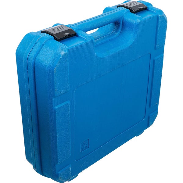 Handwerker schneidet Fliesen mit einem Akku-Winkelschleifer