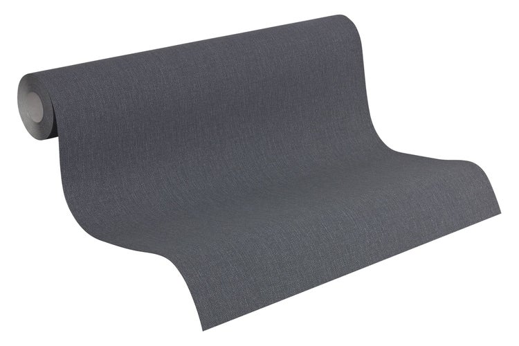 Kiefer Bonsai im Garten mit schwarzem Metallzaun und Blumenbeeten.