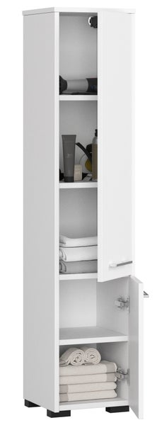 Offener Hochschrank mit Handtüchern und Pflegeprodukten im Badezimmer