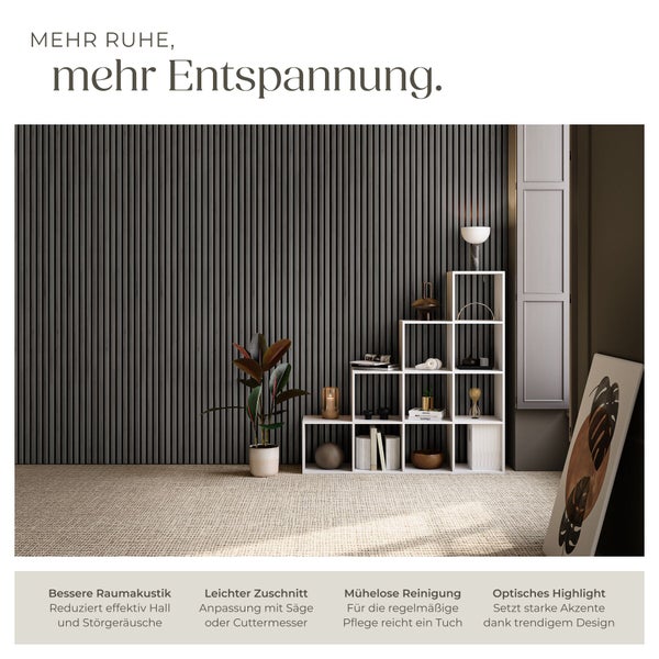 Wandverkleidung aus dunklen Holz-Akustikpaneelen in vertikaler Optik in einem modern eingerichteten Raum mit weißem Stufenregal und Pflanze.