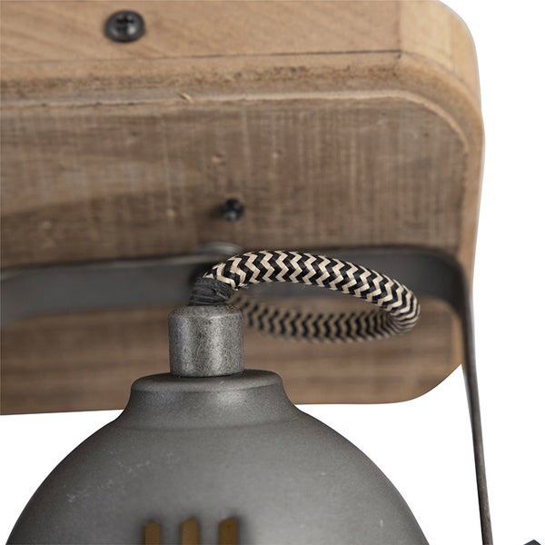 Detailansicht einer Wandleuchte mit Holzelement und Stoffkabel