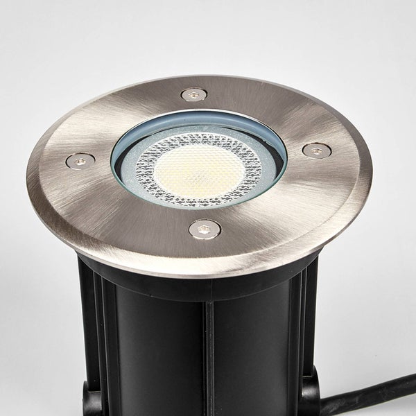 Bodeneinbaustrahler aus Edelstahl mit schwarzem Gehäuse und LED-Leuchtmittel.