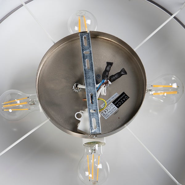 Innenansicht einer QAZQA Deckenleuchte mit vier Leuchtmitteln, Montagehalterung und Verkabelung.