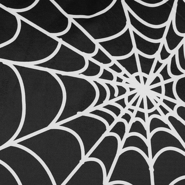 Wohnzimmer mit Sofa, Kissen mit Spinnennetzmotiv und Halloween Dekoration