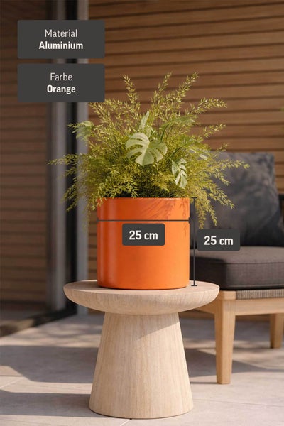 Zylindrischer Pflanztopf aus Aluminium in Orange, Durchmesser 25 Zentimeter, Höhe 25 Zentimeter, auf einem Beistelltisch im Außenbereich.