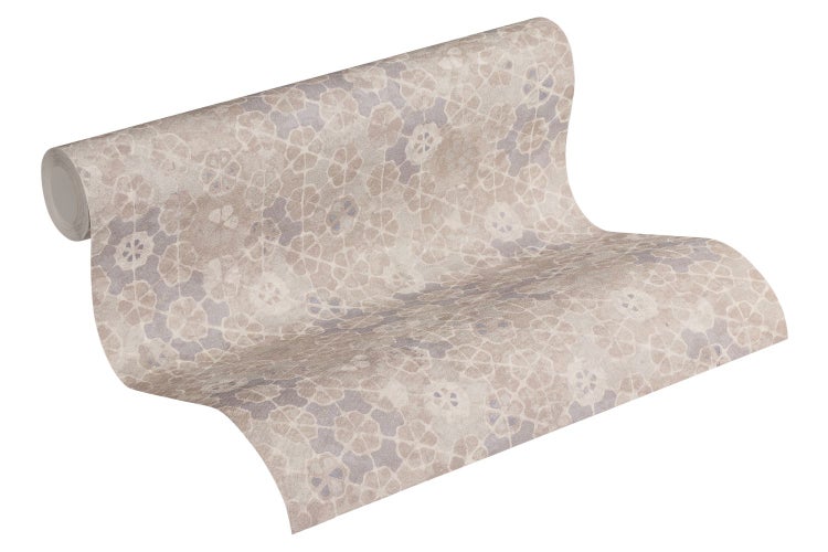 Szene mit einer Arbeitsfläche vor einer Wand mit Blättertapete