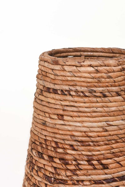 Detailaufnahme eines geflochtenen Übertopfs aus gedrehten Naturfasern.