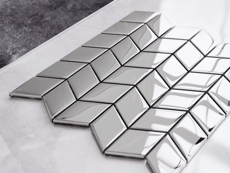 Glasmosaik auf Netz für Bad und Küche 26.5cm x 30.5cm - Magic Silver Chevron