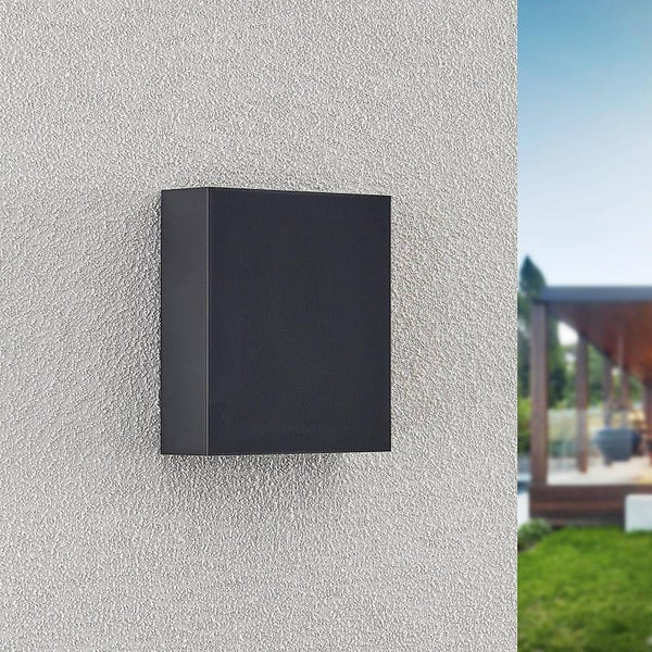 Moderne quadratische Außenwandleuchte in Anthrazit montiert an einer hellen, verputzten Hauswand.
