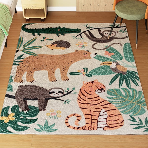 Kinderteppich mit Dschungeltieren und tropischen Blättern in einem hellen Zimmer auf Holzboden.