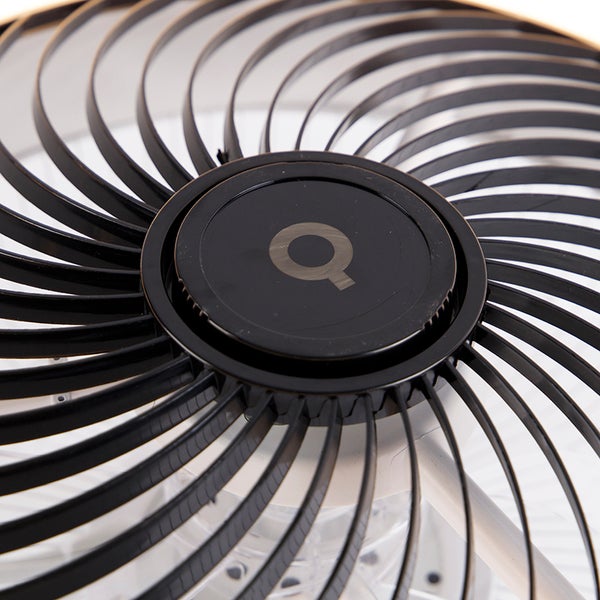 Nahaufnahme eines schwarzen Ventilatorgitters mit spiralförmigen Lamellen und Paulmann Logo.