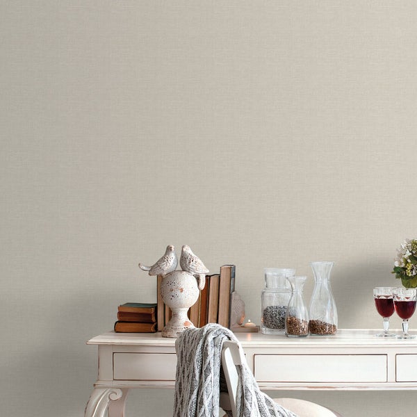 Wandgestaltung mit beiger Textiltapete im Wohnzimmer