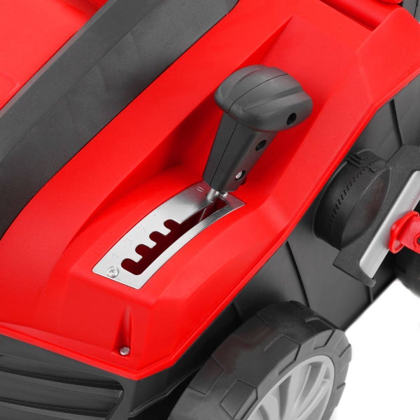 Detailaufnahme eines Vertikutierers mit Tiefeneinstellung