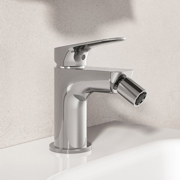 Bidetarmatur aus Metall, auf einem Waschbecken montiert.