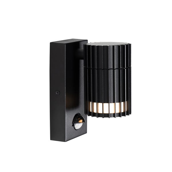 Schwarze Außenwandleuchte mit Bewegungsmelder, zylindrisches Gehäuse mit Lamellen.