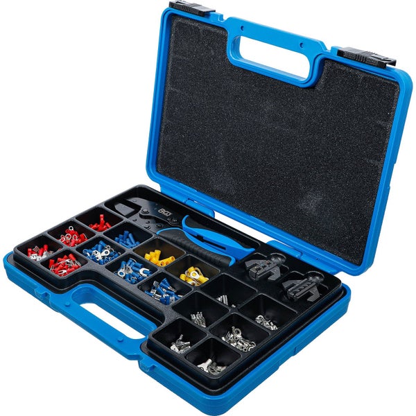 Geöffneter blauer Werkzeugkoffer mit Zange und Kabelschuhen