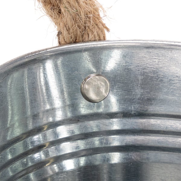 Detailansicht eines Zinkeimers mit einem Griff aus Naturseil und Metallniete.