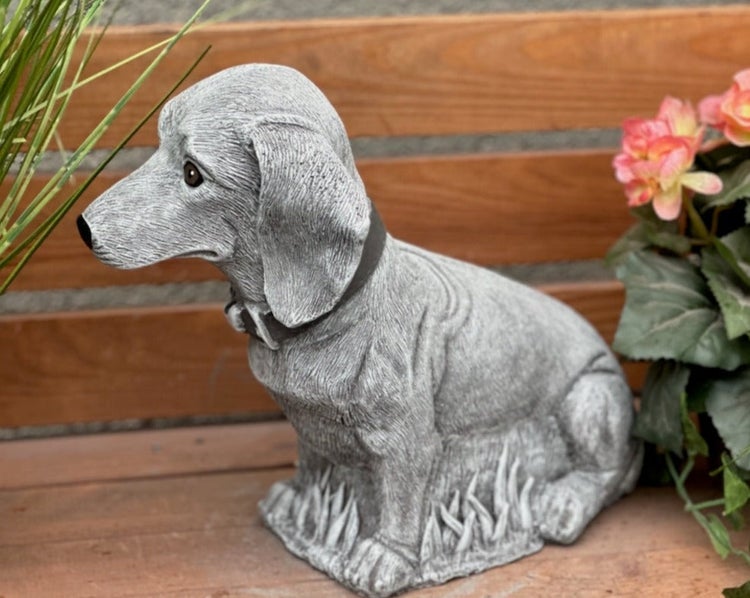 Gartenfigur sitzender Dackel in Steinoptik mit Halsband
