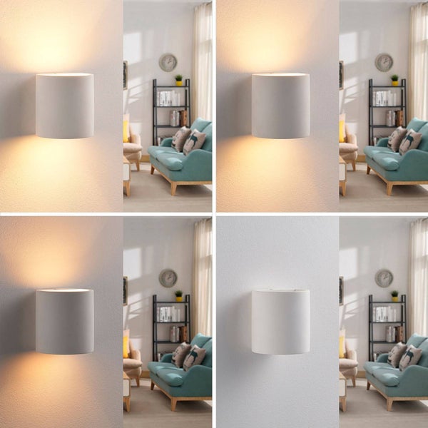 Vier Ansichten einer zylindrischen Wandleuchte aus Gips mit Licht nach oben und unten in einem modern eingerichteten Wohnzimmer mit Sofa und Regal.
