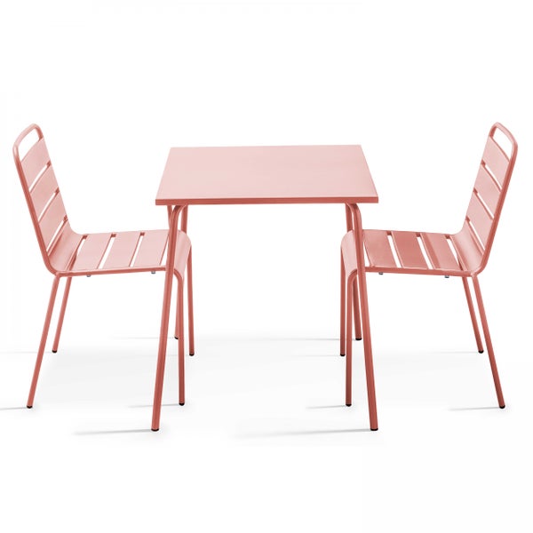 Dreiteiliges Bistro-Set aus lachsfarbenem Metall mit einem quadratischen Tisch und zwei Lattenstühlen.