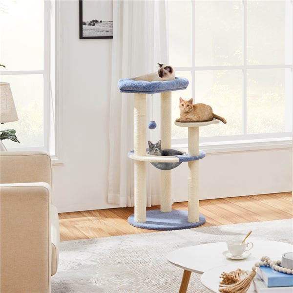 Katzenkratzbaum mit drei Katzen in hellem Wohnzimmer
