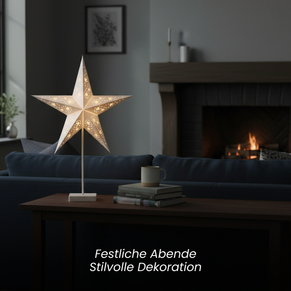 Dekorativer Sternleuchter auf einem Tisch in einem Wohnzimmer
