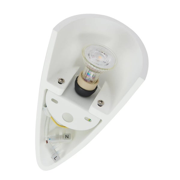 Weiße Wandleuchte mit eingesetztem Leuchtmittel