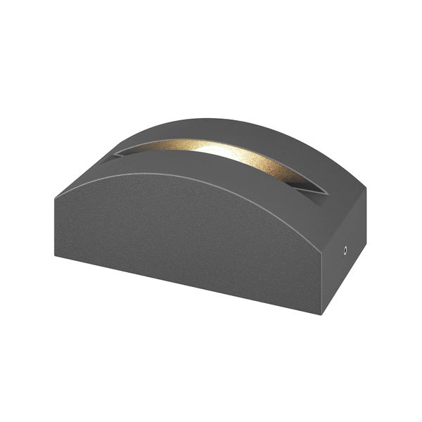 Wandaußenleuchte aus anthrazitfarbenem Metall in gebogener Form mit schmalem Lichtaustritt für warmweißes Licht.